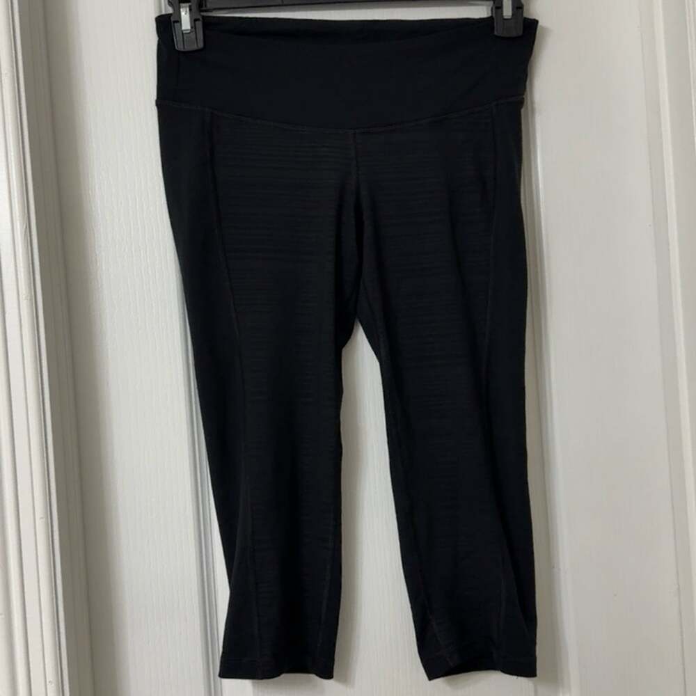 Old Navy Active women's  black stripped capri length leggings pocket size PM
